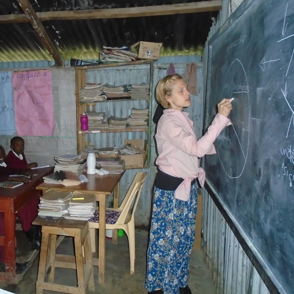 emma ballinger teaching a lesson on the basics of nutrition and its importance to health